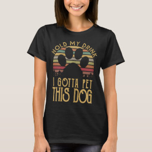 Camiseta Segure Minha Bebida Tenho Que Pôr Esse Cachorro En