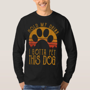 Camiseta Segure Minha Bebida Tenho Que Pôr Esse Cachorro En