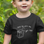 Camiseta Segure minha caixa de suco.<br><div class="desc">Este design pode ser personalizado na área fornecida pela alteração da foto e/ou do texto. Ou pode ser personalizado clicando em Personalizar este Modelo e, em seguida, escolhendo o clique para personalizar mais a opção e excluir ou alterar a cor do plano de fundo, adicionar texto, alterar a cor ou...</div>