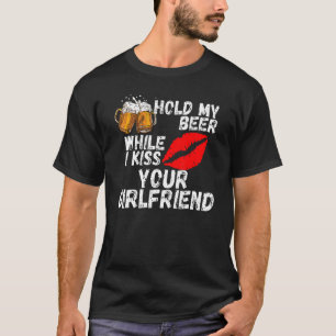 Camiseta Segure minha cerveja enquanto beijo seu Namorada