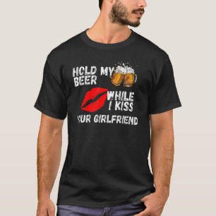Camiseta Segure minha cerveja enquanto eu beijo a sua namor