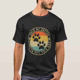 Camiseta Segure O Meu Café Tenho Que Pôr Este Cachorro Engr