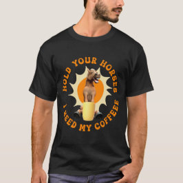 Camiseta Segure seus cavalos - Eu preciso do meu café! Engr