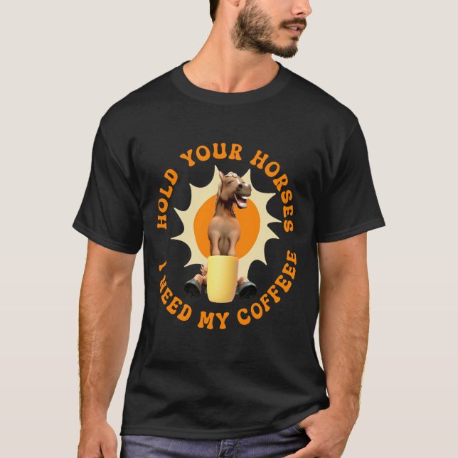Camiseta Segure seus cavalos - Eu preciso do meu café! Engr (Frente)