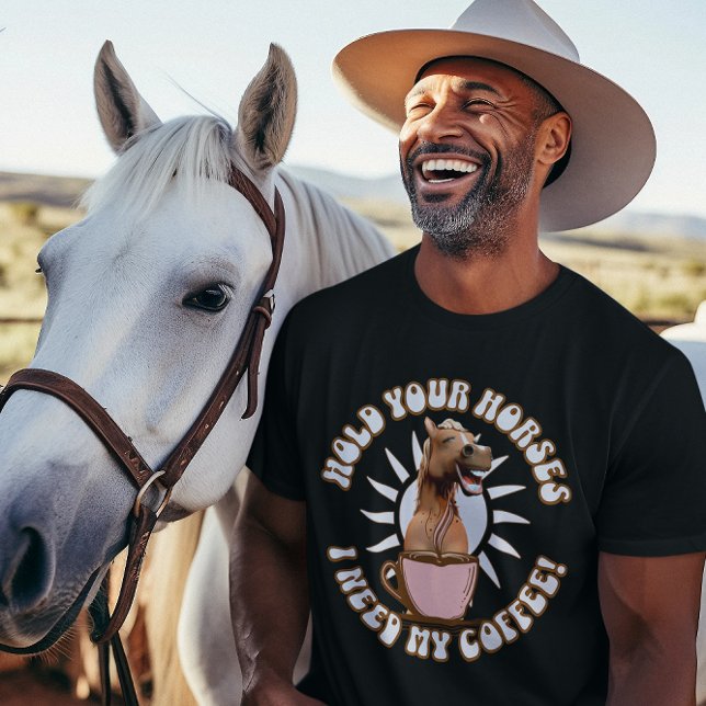 Camiseta Segure seus cavalos - Eu preciso do meu café! Engr (hold your horses i need my coffee)