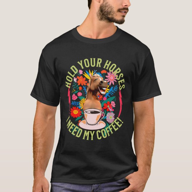 Camiseta Segure seus cavalos - Eu preciso do meu café! Engr (Frente)