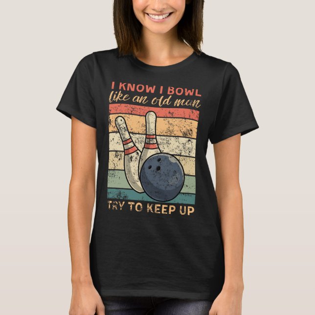 Camiseta Sei Que Boliche Como Um Velho Tenta Continuar Engr (Frente)