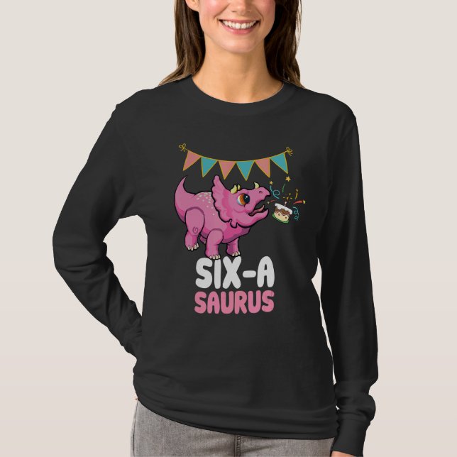 Camiseta Seis A Saurus Dinossaur Cute Kiddo Triceratops (Frente)