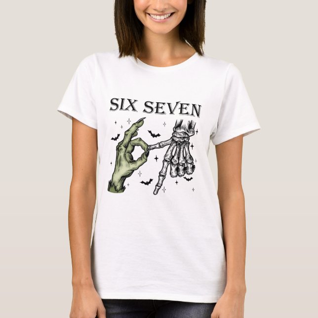 Camiseta Seis Sete 6 7 Meme Divertido Bruxa Esqueleto Mãos (Frente)