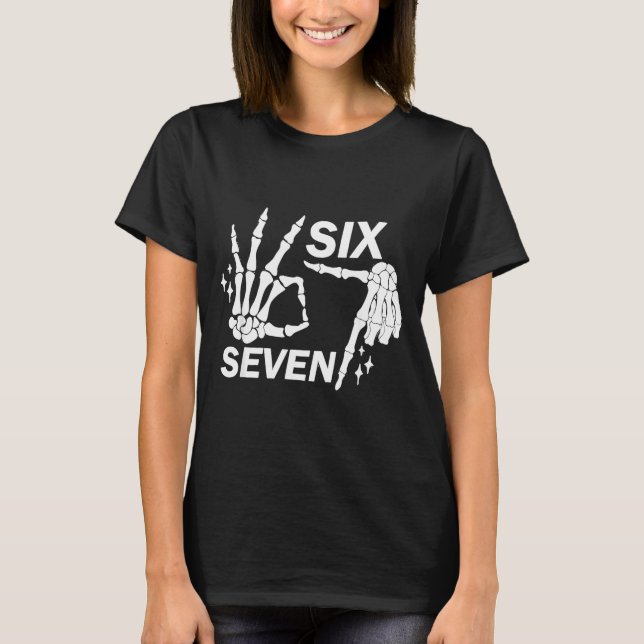 Camiseta Seis Sete 6 7 Meme Engraçado Esqueleto Mãos Sinal  (Frente)