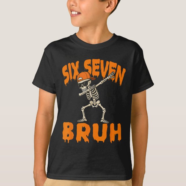 Camiseta Seis Sete Bruh Dabbing Esqueleto Divertido 67 Meme (Frente)