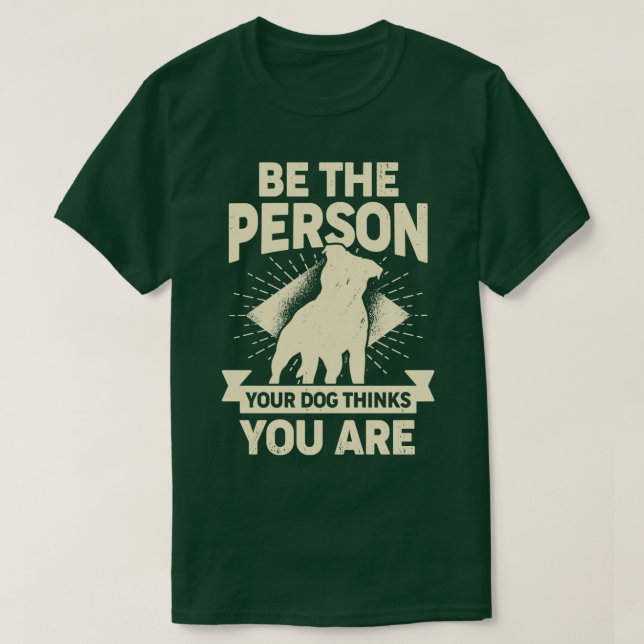 Camiseta Seja A Pessoa Que Seu Cachorro Acha Que Você É (Frente do Design)