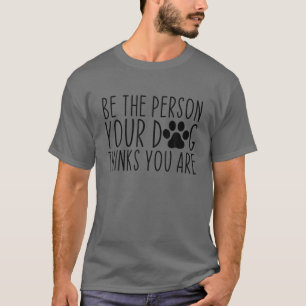 Camiseta Seja A Pessoa Que Seu Cachorro Acha Que Você É Eng
