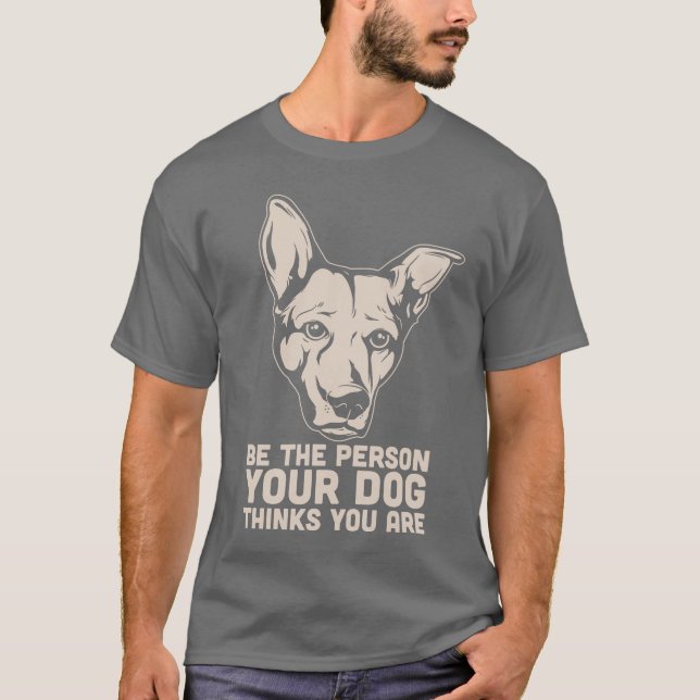 Camiseta seja a pessoa que seu cão pensa que você é (Frente)