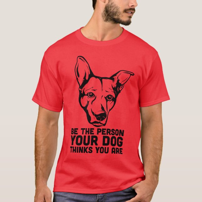Camiseta seja a pessoa que seu cão pensa que você é (Frente)