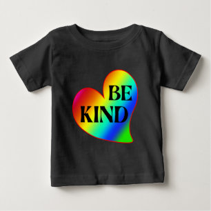 Camiseta Seja Amável Coração Colorido Arco-íris