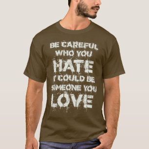 Camiseta Seja consciente de quem você odeia o texto branco 