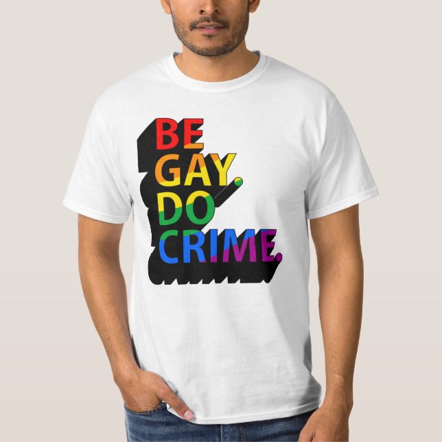 CAMISETA SEJA GAY, FAÇA CRIME (Frente)