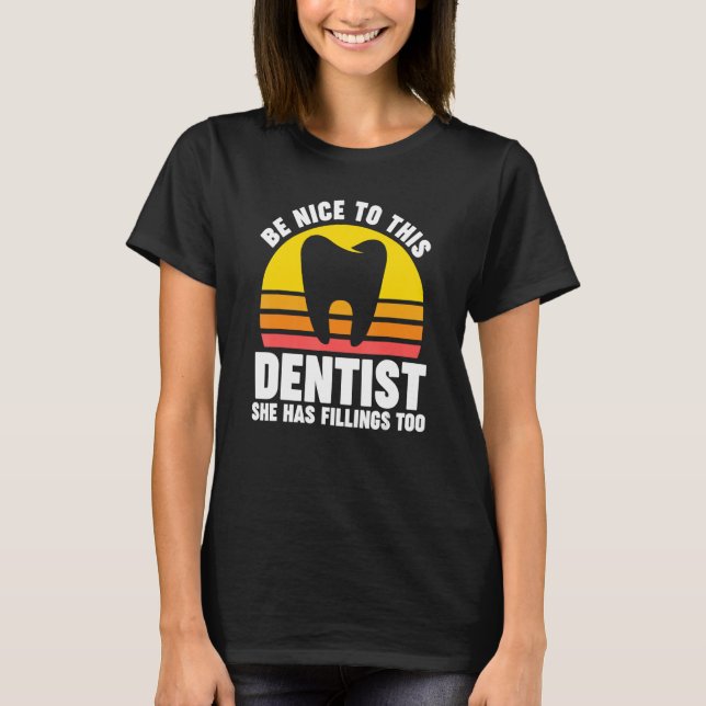 Camiseta seja gentil com este dentista que ela tem preenchi (Frente)