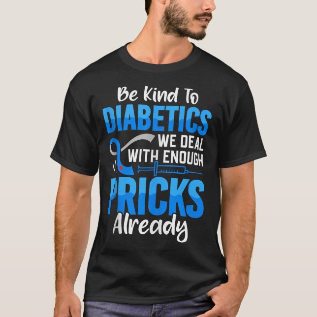 Camiseta Seja gentil com os diabéticos que já lidamos o suf (Frente)