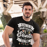 Camiseta Seja gentil com os Papais noeis do barman, está ve<br><div class="desc">Lembre-se dos clientes da sua bar de ficar na lista legal este ano com esta camiseta de Natal divertida com a redação "Seja gentil com o barman, os Papais noeis estão assistindo" em fontes brancas modernas, decoradas com luzes de Natal vermelhas, verdes e amarelas, flocos de neve pretos, um chapéu...</div>