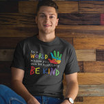 Camiseta Seja gentil em um Pai de autismo mundial<br><div class="desc">Mostre seu apoio aos entes queridos no espectro do autismo com esta na moda num mundo onde você pode ser uma espécie de camiseta. Esta camisa confortável apresenta um impressão que chama a atenção que celebra a consciência do autismo e fornece um importante lembrete para ser gentil. Perfeito para pais...</div>