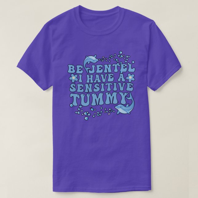 Camiseta Seja Gentil Eu Tenho Um Tummy Sensível (Frente do Design)