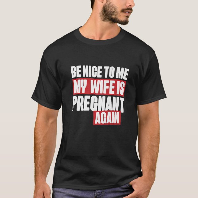 Camiseta Seja Legal Para Mim Minha Esposa Estar Pragante De (Frente)