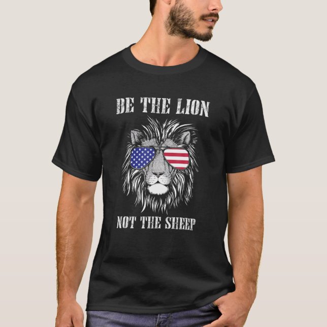 Camiseta Seja O Leão Não O Leão Patriótico Ovelha Americano (Frente)
