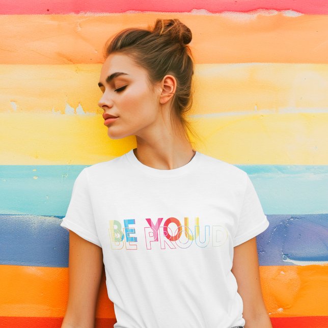 Camiseta Seja Orgulhoso Diversão LGBTQ Monograma do Coração (Be You Be Proud Fun LGBTQ Rainbow Heart Monogram T-Shirt (Front))