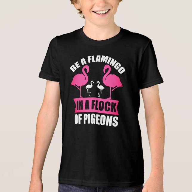 Camiseta Seja um Flamingo em um Bando de Pombos (Frente)