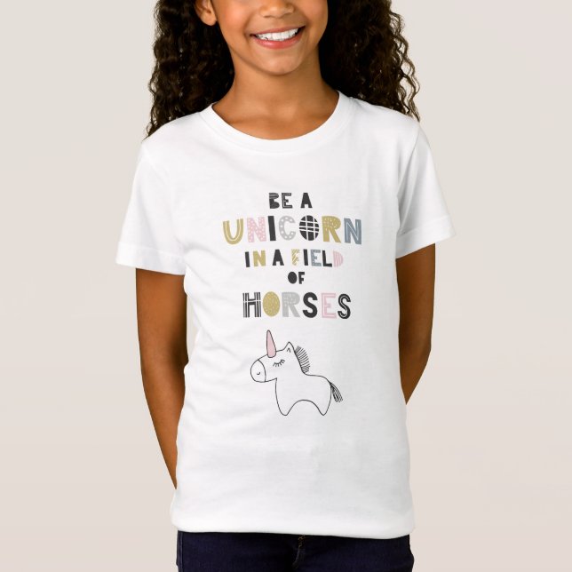 Camiseta Seja um unicórnio em um campo dos cavalos (Frente)