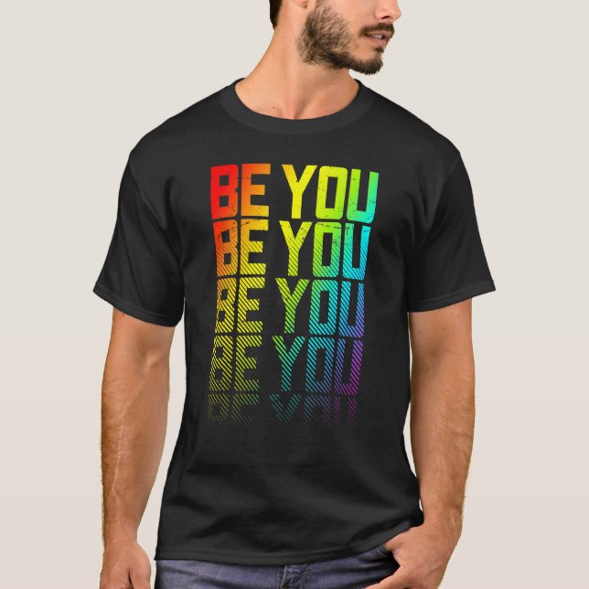 Camiseta Seja Você Lgbtq+ Orgulho gay Arco-Íris Texto Fade  (Frente)