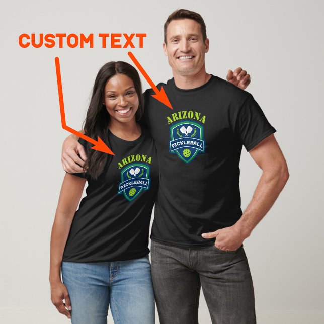 Camiseta Selecionador de Texto Personalizado (Custom text. Green and navy pickleball emblem with 2 pickleball paddles and pickle ball. Great gift)