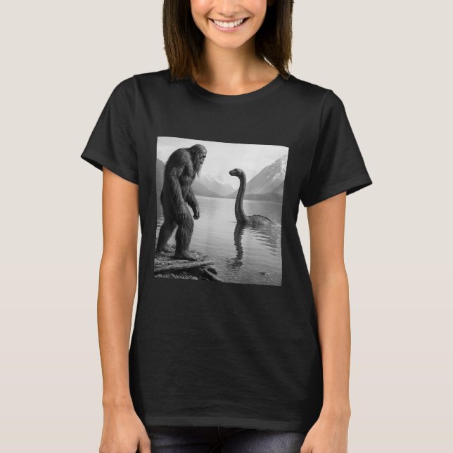 Camiseta Selfie do Pé Grande com Presentes do Monstro do La (Frente)