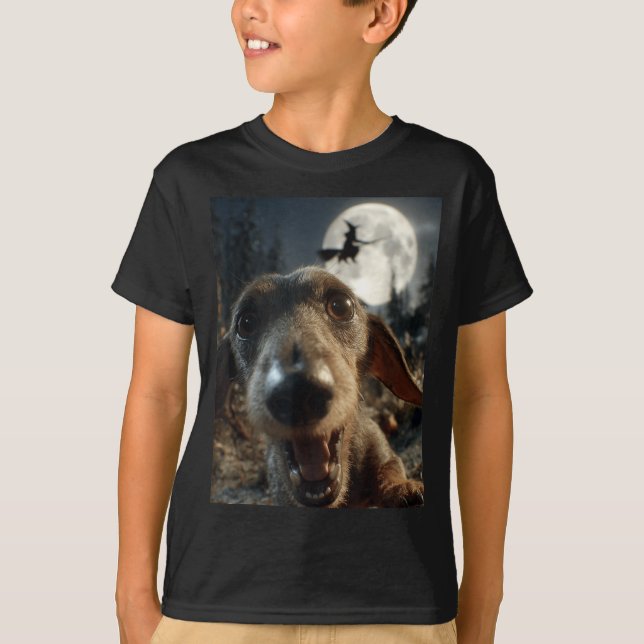 Camiseta Selfie Engraçado de Dachshund Lua Cheia Bruxa Voad (Frente)