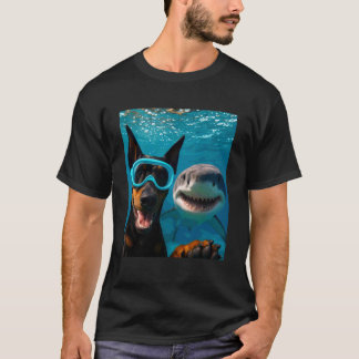 Camiseta Selfie engraçado de um Doberman Pinscher com Ocean