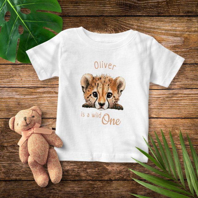 Camiseta Selvagem - Um Bebê Bonito Chita Personalizado (Wild One Cute Baby Cheetah Personalized Baby T-Shirt)