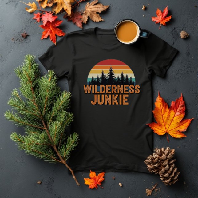 Camiseta Selvagem vagem retro design (This design conveys a clear message of passion for the outdoors and nature. The phrase "Wilderness J)