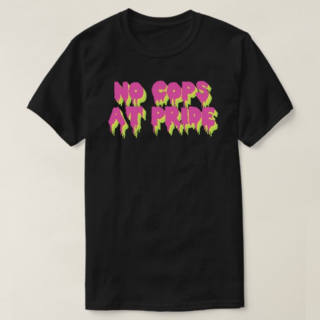 Camiseta Sem Policiais no Orgulho - Adesivo de Raiz LGBTQ (Frente do Design)