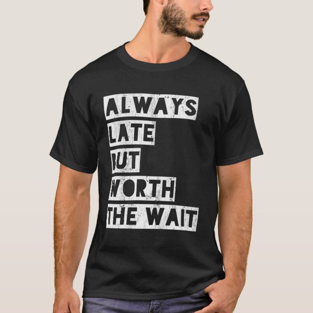 Camiseta Sempre Atrasado, Mas Vale A Pena Esperar (Frente)