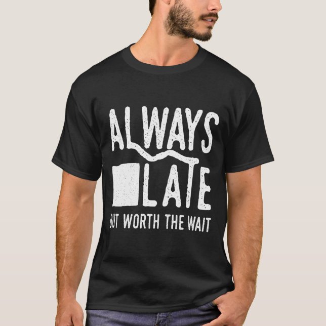 Camiseta Sempre Atrasado Mas Vale A Pena Esperar E (Frente)