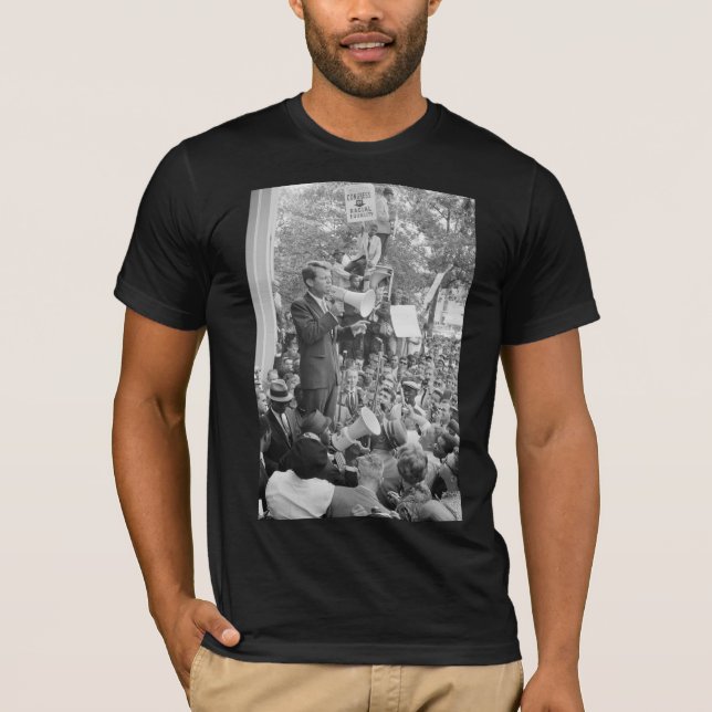 Camiseta Sen. Robert Kennedy Campaigning para Presidente do (Frente)