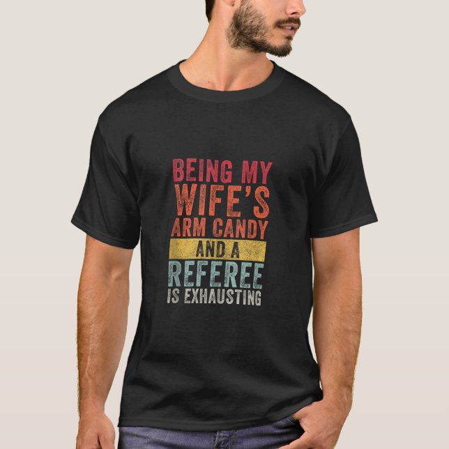 Camiseta Sendo a minha esposa o Arm Candy Referee Esposa do (Frente)