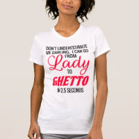 Senhora à camisola de alças do gueto