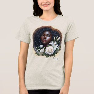 Camiseta Senhora Afro-Americana Apreciando Suas Flores