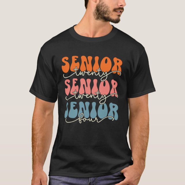 Camiseta Senior 2024 Class Of 24 Retro Groovy Graduation Co (Frente)