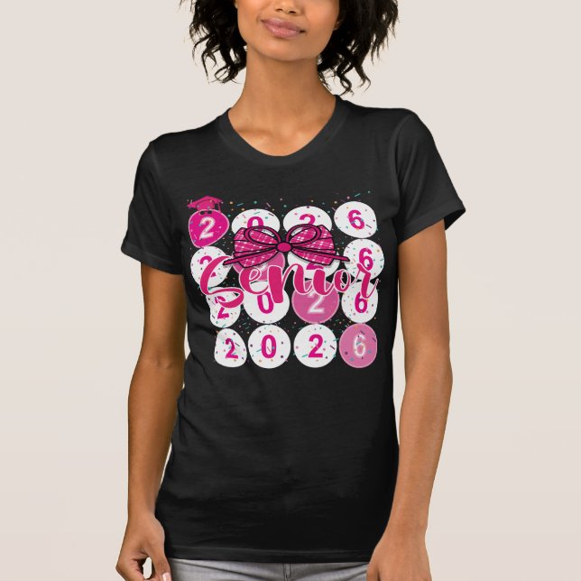 Camiseta Senior 2026 Class of Coquette Pink Bow Graduation  (Frente)