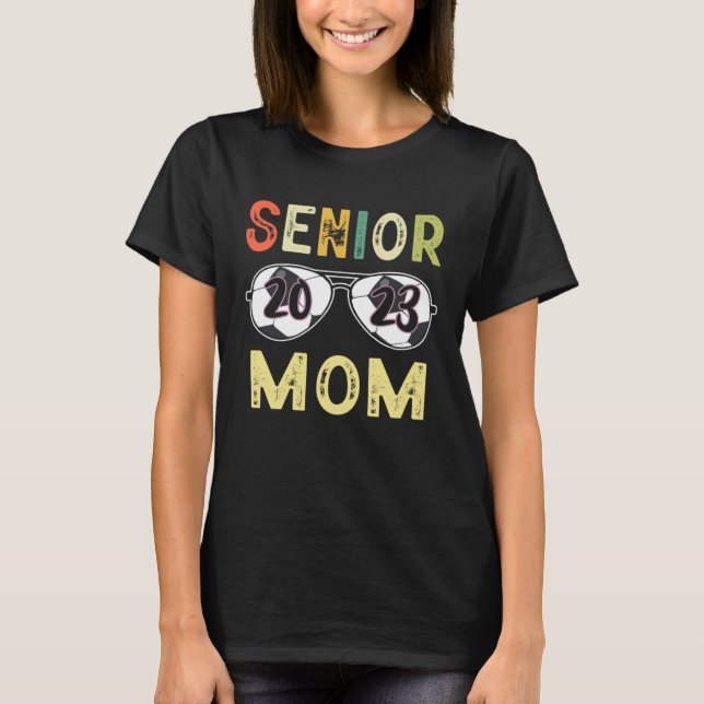 Camiseta Senior Mom 2023 Proud Mom Soccer Lover Senior Grad (Frente)
