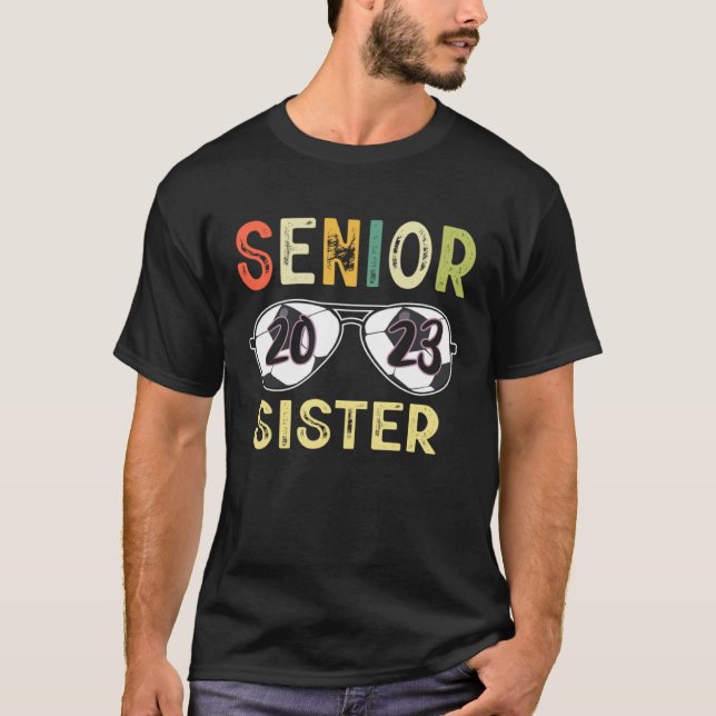 Camiseta Senior Sister 2023 Proud Sister Soccer Senior Grad (Frente)